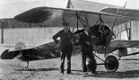 Bracia Gabriel stoją przy samolocie Gabriel G-V. Pierwsza wersja samolotu. (Źródło: forum.odkrywca.pl).