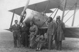 Uczniowie I Szkoły Pilotów AAW przy samolocie Hanriot H-28, wrzesień 1928. (Źródło: Jan Rychter - Fotografia-  http://photo.rychter.com/).
