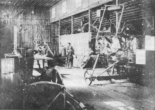 Wnętrze hangaru warsztatowego RPL III. W budowie znajdują się kadłuby samolotów Hansa-Brandenburg C-I. (Źródło: archiwum).