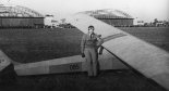 Szybowiec ITS-II na lotnisku w Skniłowie. Pilot Michał Blaicher, 1933 r. (Źródło: ze zbiorów Narodowego Archiwum Cyfrowego).