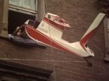 Kadłub samolotu J-1 ”Prząśniczka” opuszczany na ziemię z mieszkania na II piętrze!. (Źródło: archiwum).