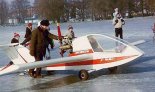 Samolot Leniec J-2 ”.Polonez” podczas przygotowań do lotu z powierzchni zamarzniętego  jeziora. (Źródło: Wojciech Skibiński via www.piotrp.de).
