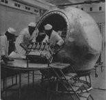 Zabudowa aparatury w makiecie satelity Kosmos 936 (Bios-4). (Źródło: Skrzydlata Polska nr 27/1978).