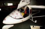 Samolot Aviasud Engineering ”Albatros” podczas montażu w zakładzie Janusza Karasiewicza, 1997 r. (Źródło: Przegląd Lotniczy Aviation Revue nr 9/1997).