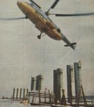 Śmigłowiec Mi-6A należący do przedsiębiorstwa Instal podczas wymiany urządzeń w dużym zakładzie przemysłowym. (Źródło: Skrzydlata Polska nr 1/1980).