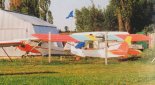 Samolot TK-1 (z lewej) oraz amfibia KO-10 ”Sea Witch” przed hangarem Stowarzyszenia Lotniczego w Aleksandrowie. (Źródło: Przegląd Lotniczy Aviation Revue nr 8/1999).