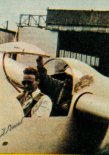 Inż. Skrzydlewski wraz z inż. Abrialem (z tyłu) przed startem do i ot zapoznawczego na AV-22 na lotnisku w Chavenay, 1959 r.  (Źródło: Skrzydlata Polska nr 34/1959).
