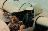 Konstruktor i pilot inż. Kaniewska wraz z inż. Abrialem (z tylu) w kabinie dwumiejscowego szybowca AV-22. Lotnisko w Chavenay, 1959 r.  (Źródło: Skrzydlata Polska nr 34/1959).