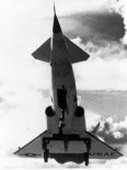 Pocisk rakietowy North American X-10 w locie. (Źródło: US Air Force).