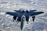Wielozadaniowy samolot myśliwski  F-15E ”Strike Eagle” wykonujący zadania nad Afganistanem. (Źródło: U. S. Air Force).