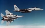 Formacja dwóch samolotów F-15A ”Eagle” z 33 Tactical Fighter Wing podczas Operation Ocean Venture. (Źródło: U. S. Air Force).