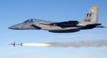 Odpalenie pocisku AIM-7 ”Sparrow” przez F-15C ”Eagle”. (Źródło: U. S. Air Force).
