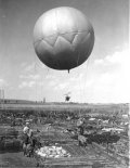 Przygotowanie do wzlotu balonu dla wykonania zdjęcia pionowego nad wykopaliskami w Biskupinie, 1935 r. (Źródło: archiwum).
