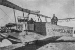 Samolot DFW B-l o nazwie własnej WARSCHAU. Prawdopodobnie w kabinie stoi pilot Antoni Wroniecki. (Źródło: Herris Jack ”DFW of WWI: A Centennial Perspective on Great War Airplanes”).