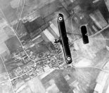 Samolot RAF F.E.2b w locie wysoko nad frontem zachodnim. (Źródło: archiwum).