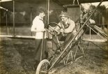 Jan Kamiński oraz jego samolot Curtiss Headless Pusher w towarzystwie młodej wielbicielki. (Źródło: Wisconsin Historical Society- www.wisconsinhistory.org).