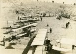Samoloty  Curtiss Model D należące do szkoły Glenn Curtiss School of Aviation na North Island w San Diego Harbor. (Źródło: Wisconsin Historical Society- www.wisconsinhistory.org).