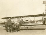 Jan Kamiński i mechanik oraz gapie podczas przygotowań samolotu Curtiss Model D do lotu. (Źródło: Wisconsin Historical Society- www.wisconsinhistory.org).