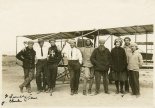 Jan Kamiński (drugi od lewej w białej koszuli i krawacie) podczas nauki pilotażu w Glenn Curtiss Aviation School na North Island, niedaleko San Diego, 1912 r. (Źródło: Wisconsin Historical Society- www.wisconsinhistory.org).