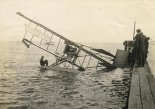 Nieudany lot próbny wodnosamolotu Curtiss Model E w zatoce San Diego. Uważa się, że pilotem, który ma zostać uratowany, jest Jan Kamiński. (Źródło: Wisconsin Historical Society- www.wisconsinhistory.org).