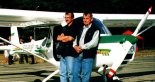 Inżynierowie Adam Kurbiel (z prawej) i Jerzy Mastek. (Źródło: Przegląd Lotniczy Aviation Revue nr 8/2000).