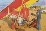 Wózek i skrzydło motolotni Adama Perza z 1995 r., na której startował w Mistrzostwach Europy w Little Rissington. (Źródło: Jacek Kibiński, Skrzydlata Polska 11/1995 via Damian Lis).