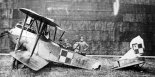 Uszkodzony samolot Lloyd C-V z 9  Eskadry Lotniczej lub ze Szkoły Lotniczej w Krakowie, lotnisko Rakowice. (Źródło: archiwum).