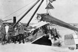 Wypadek łodzi latającej Lohner E34 Seekadetta Karola Trzaska-Durskiego (stoi z obwiązaną głową) 28.10.1915 r. (Źródło: archiwum).