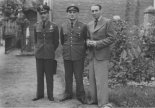 Stoją od lewej: mjr Zbigniew Burzyński, mjr Stanisław Mazurek i dr Konstanty Jodko-Narkiewicz. (Źródło: Narodowe Archiwum Cyfrowe. Sygnatura: 1-N-970-2).