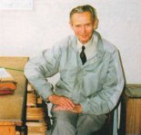 Adam Meus w biurze konstrukcyjnym PZL Bielsko. (Źródło: Przegląd Lotniczy Aviation Revue nr 3/2000).
