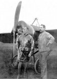 Jorge Newbery przed swoim samolotem, 1914 r. (Źródło: archiwum).