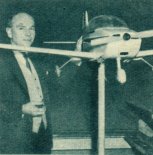 Henryk Kazimierz Milicer przy samolotu sportowo- turystycznego Victa ”Airtourer-100”. (Źródło: Skrzydlata Polska nr 2/1963).