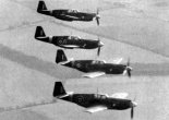 Klucz samolotów myśliwskich North American "Mustang" Mk.l należących do RAF w locie. (Źródło: Żurek Jacek B. "North American P-51 Mustang". Wydawnictwo AJ-Press. Gdańsk 1999).