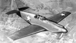 Samolot mysliwski North American P-51A "Mustang" w barwach USAAF  locie. (Źródło: USAAF).