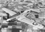Samolot myśliwski North American P-51H "Mustang" w locie. (Źródło: USAF).