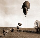 Start balonu Parseval-Siegsfeld "Drachenballon" z dodatkowymi stabilizatorami. (Źródło: archiwum).