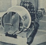 Poduszkowiec SMT po modernizacji. Wirnik obudowany pierścieniową osłoną. Widoczne dwa stery kierunkowe, uruchamiane orczykiem przez pilota. (Źródło: Skrzydlata Polska nr 16/1964).