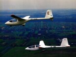 Szybowce PW-5 ”Smyk” i PW-6 w locie. (Źródło: Przegląd Lotniczy Aviation Revue nr 4/2000).