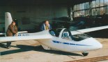 Przedprototypowy egzemplarz PW-6 wytaczany z hangaru. (Źródło: Przegląd Lotniczy Aviation Revue nr 12/2000).