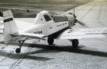 Prototyp PZL M21 ”Dromader Mini” (SP-PDM) wykołowuje na pas do pierwszego lotu. Mielec 18.06.1982 r. (Źródło: ze zbiorów Jarosława Rumszewicza).