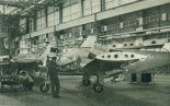 Seria samolotów wielozadaniowych PZL M-20 ”Mewa” w hali montażowej zakładów mieleckich. (Źródło: Skrzydlata Polska nr 33/1990).