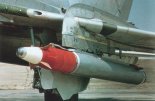 Pocisk rakietowy S-25Ł z półaktywną stacją laserową, podwieszony pod skrzydłem samolotu Su-17M4. Pociska znajduje się w wyrzutni O-25. (Źródło: archiwum).