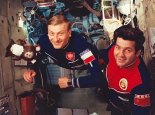 Mirosław Hermaszewski oraz Piotr Klimuk podczas pobytu na stacji kosmicznej Salut-6. (Źródło: archiwum).