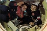 Piotr Klimuk oraz Mirosław Hermaszewski podczas pobytu na stacji kosmicznej Salut-6. (Źródło: archiwum).