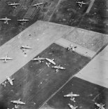 Szybowce ”Horsa ” po lądowaniu w strefie brytyjskiej 6 Dywizji Powietrzno Desantowej w pobliżu Ranville w Normandii, 6.06.1944 r. (Źródło: Imperial War Museum).