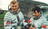 Mirosław Hermaszewski oraz Piotr Klimuk na tle lądownika kosmicznego, po powrocie z lotu kosmicznego. (Źródło: archiwum).