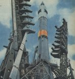 Rakiet Sojuz ze  statkiem kosmicznym tej samej nazwy na stanowisku startowym w Bajkonurze. Widoczne odchylone części wieży obsługowej.  (Źródło: Skrzydlata Polska nr 25/1978).