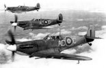 Myśliwskie samoloty pokładowe w wersji Supermarine ”Seafire” Mk.IB w locie. (Źródło: archiwum).