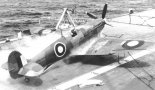 ”Seafire” Mk.III podczas lądowania na lotniskowcu. (Źródło: archiwum).