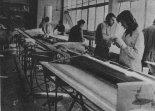 Warsztat SZD, w którym powstają konstrukcje laminatowe, 1976 r. (Źródło: Skrzydlata Polska nr 49/1976).